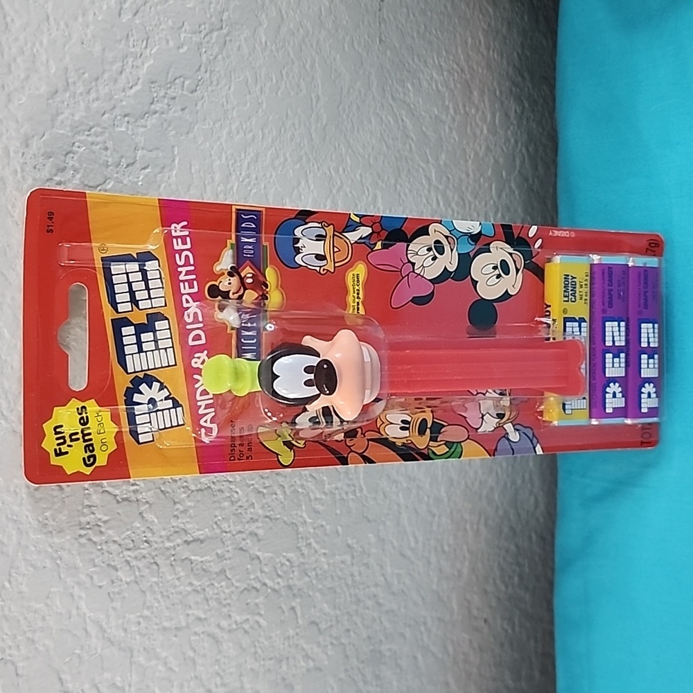 BNIB Disney Goofy Pez Dispenser with Candy